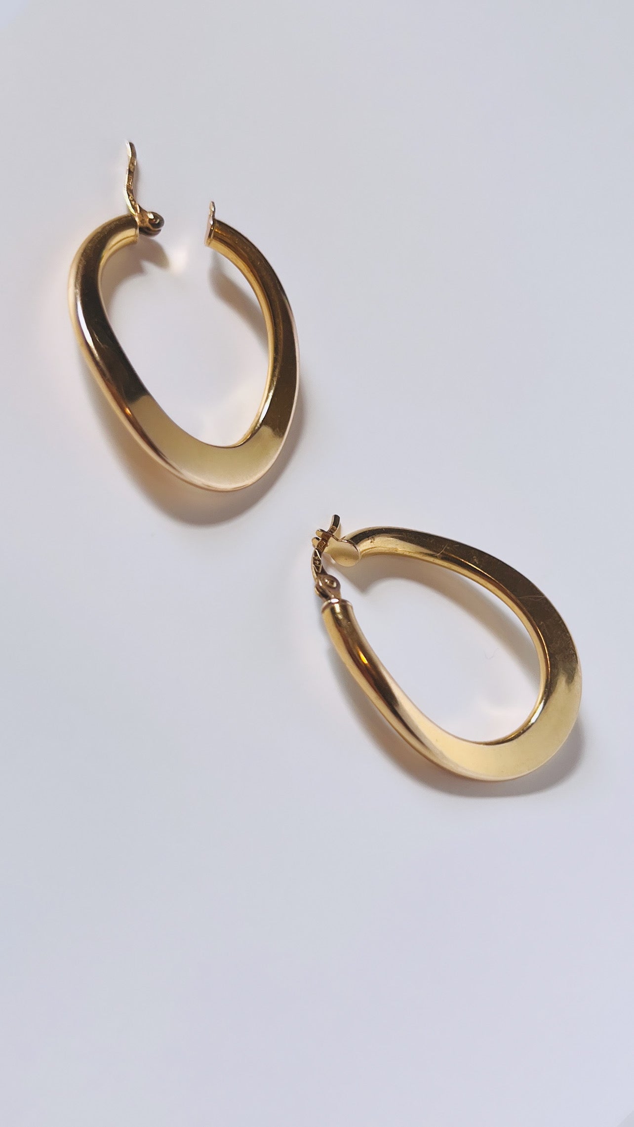 Vintage 14k Oval Wavy Hoop Earrings